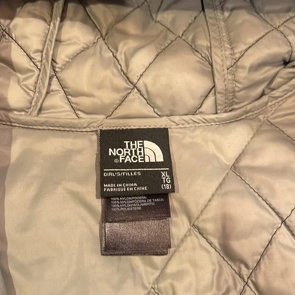 Great condition girls size XL(18) The North face 3/4 black quilt coat